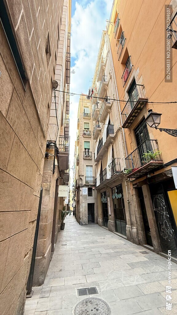 狭窄街道的城市建筑景象