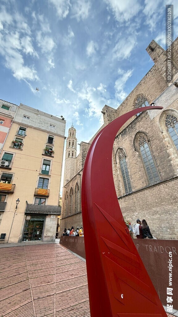 城市广场中的红色雕塑