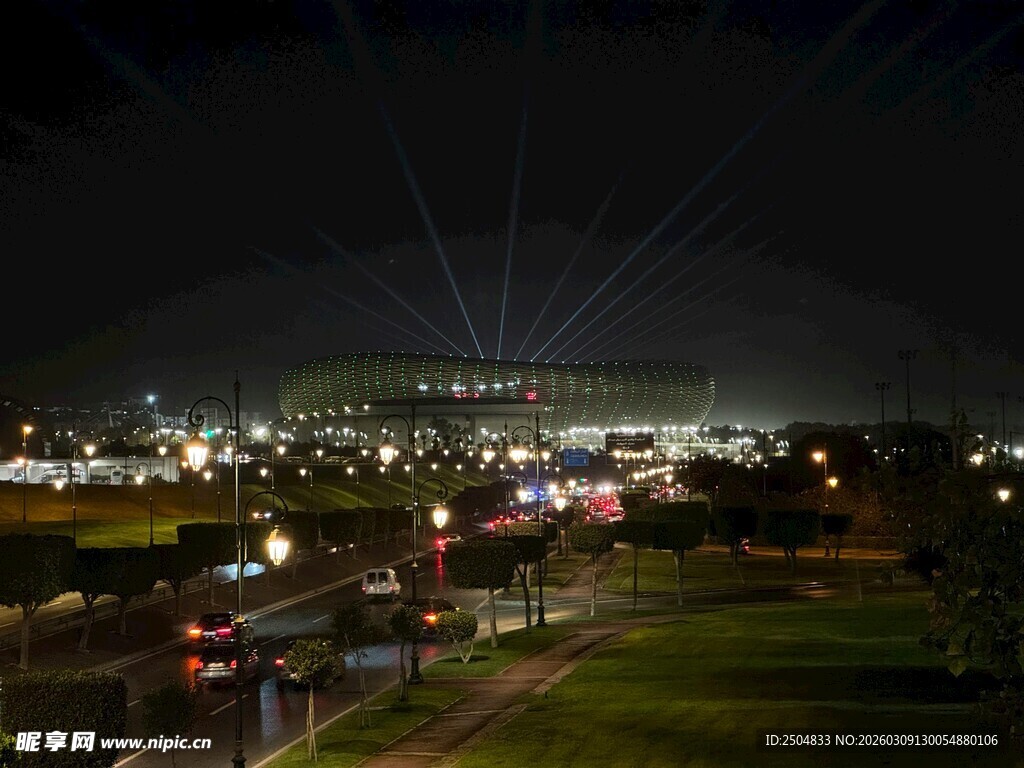 城市夜景下的绚烂灯光秀