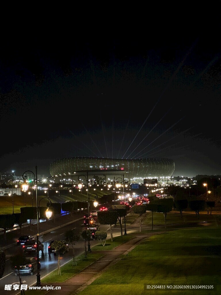 城市夜景下的开阔草地