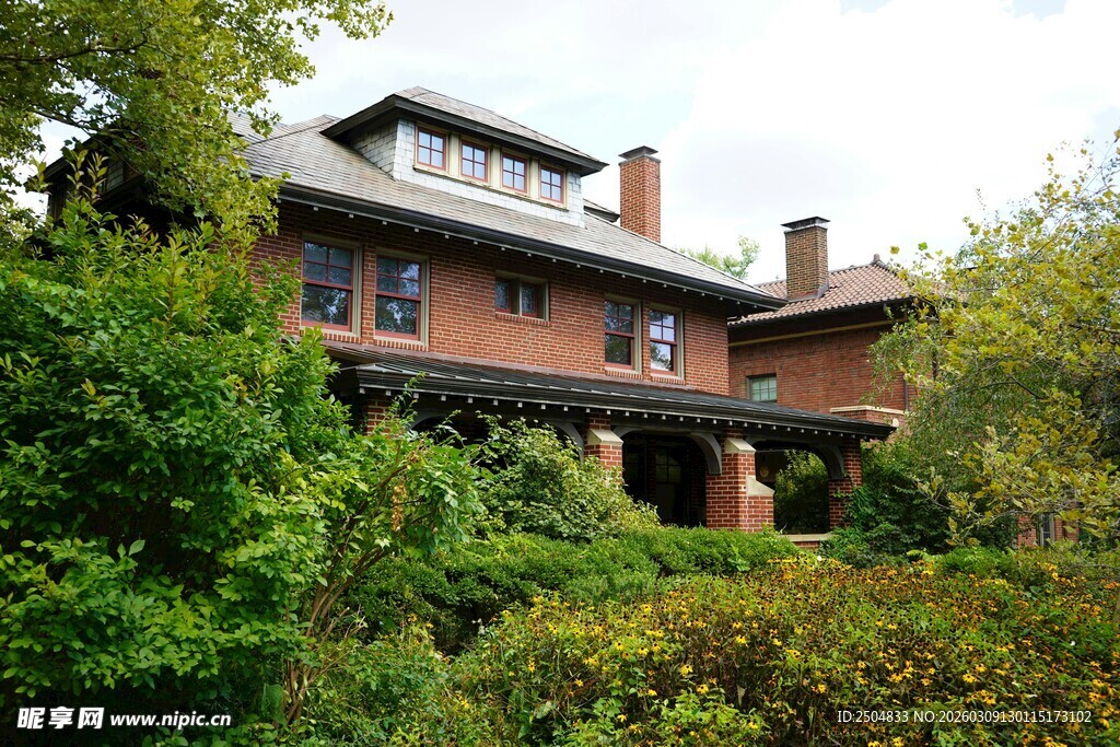 红砖房屋隐于葱郁绿植间