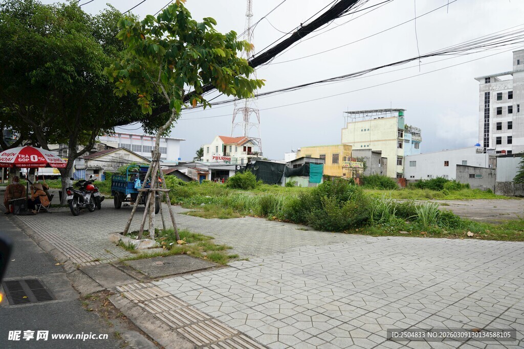 城市街角的闲适景象