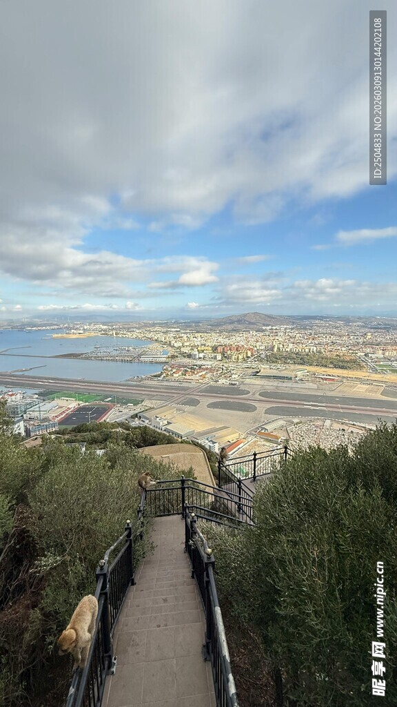 山间步道赏辽阔湖景风光