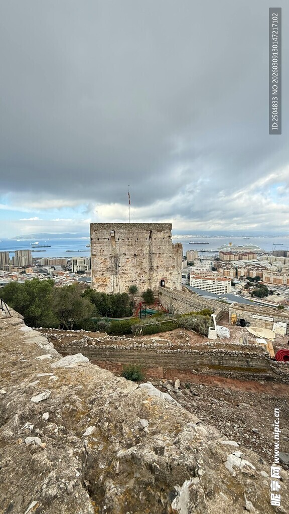 古老城堡屹立于荒芜之地