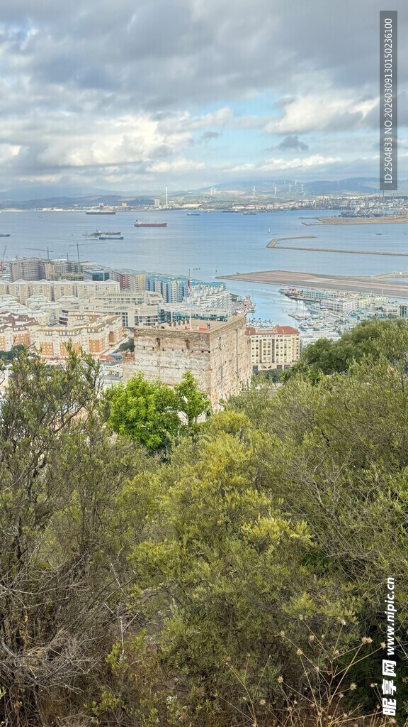 俯瞰山海间的繁茂景致