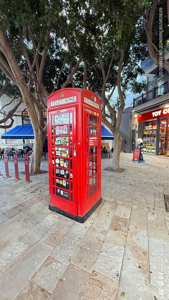 街头红色复古电话亭