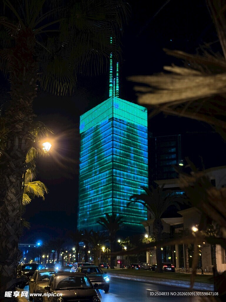 夜晚城市中发光的高楼建筑