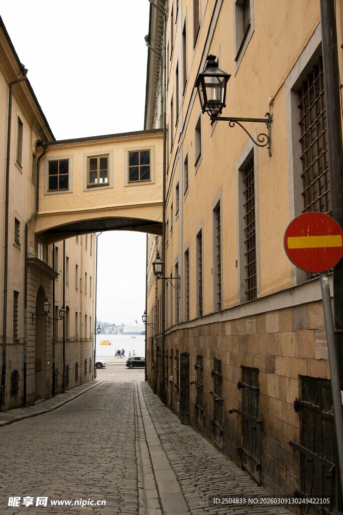 古老街巷中的拱形连接建筑