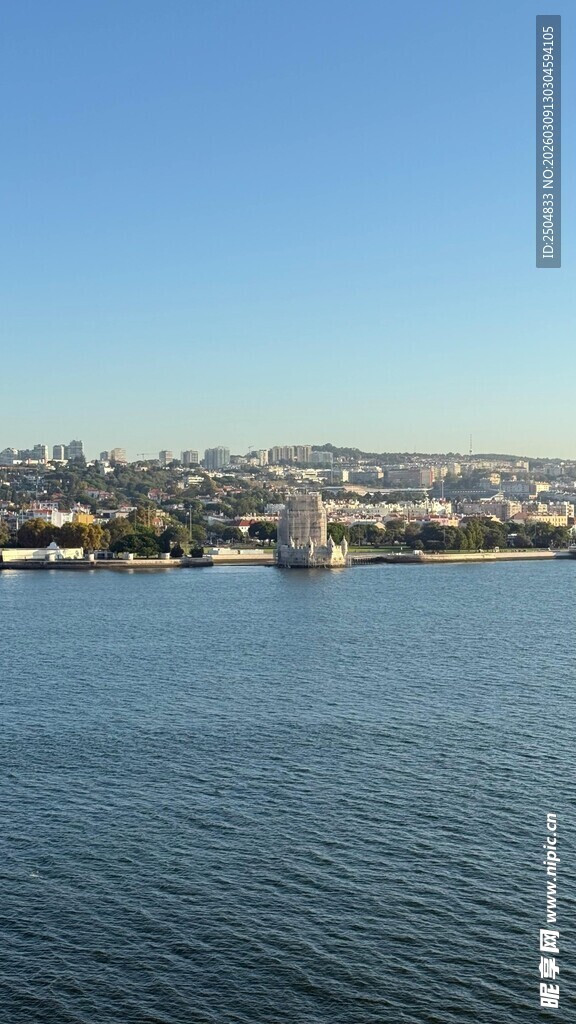 海滨城市风光远眺