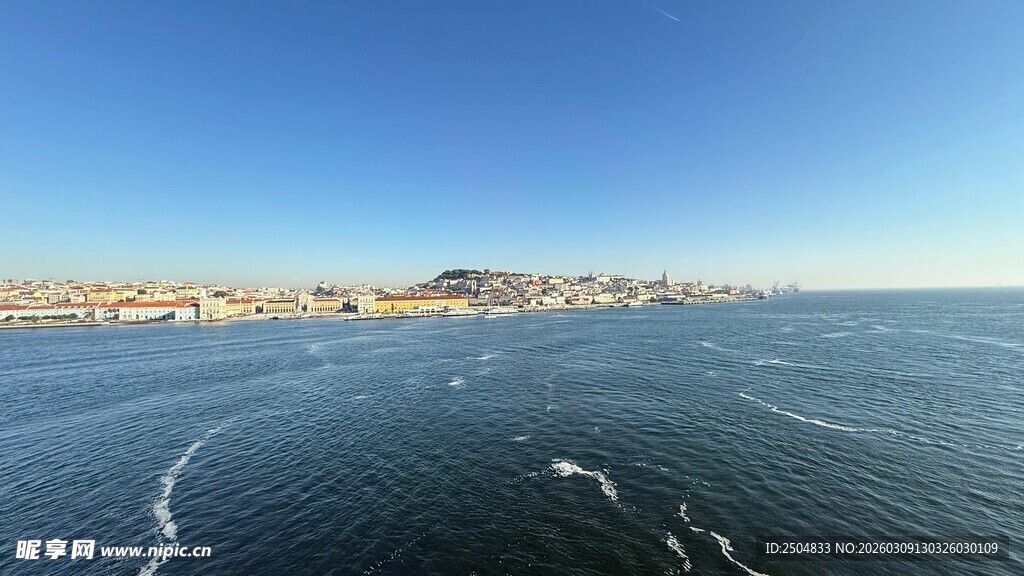 碧海蓝天的美丽海滨风光