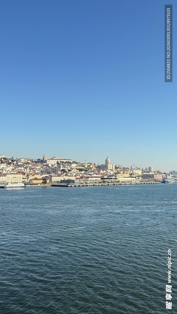 海滨城市风光远眺