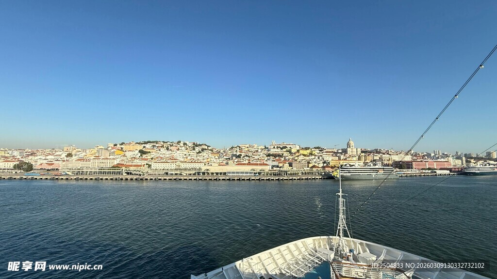 海上航行视角的城市景观