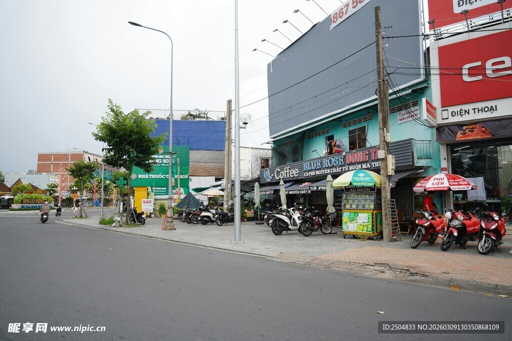 城市街道边的商铺景象