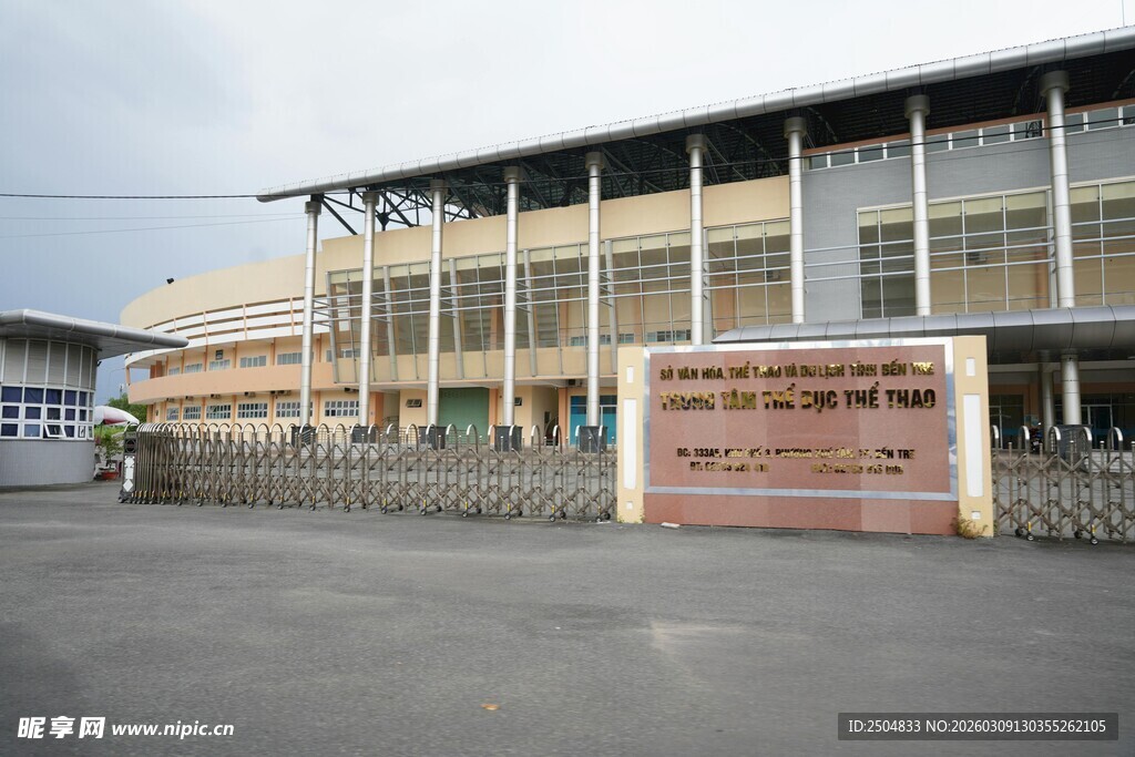 某学校大门外观