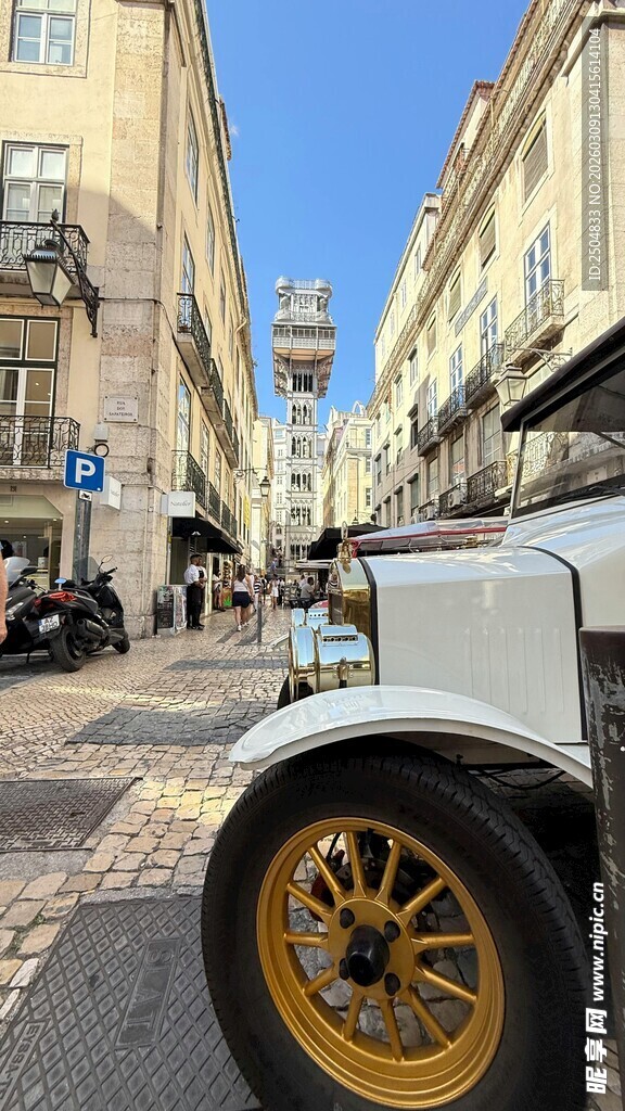 复古汽车行驶在欧式街道