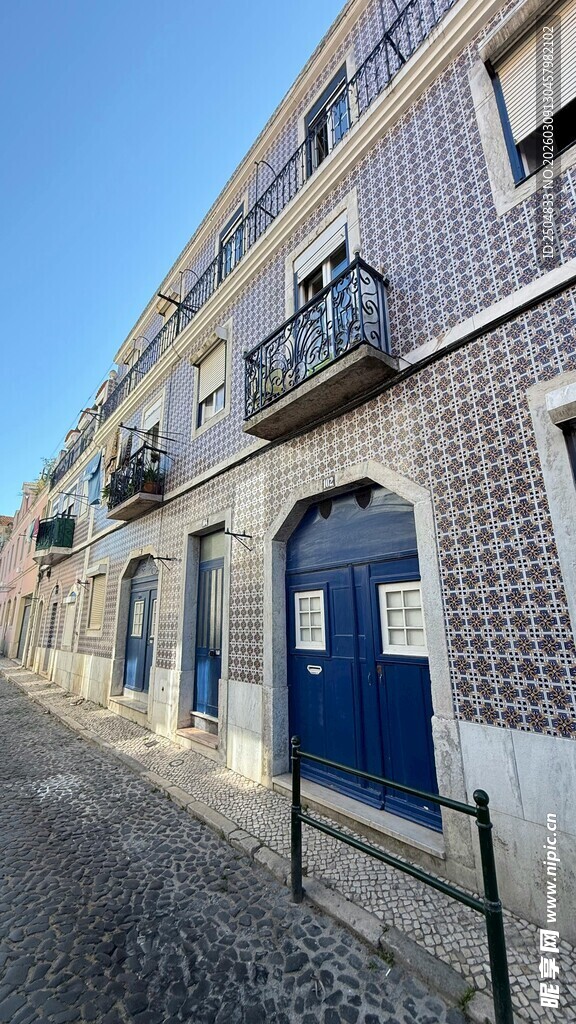 欧式街道旁的蓝门建筑