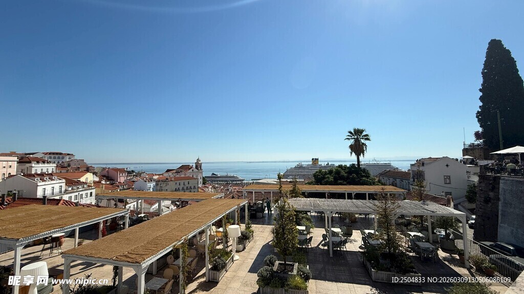 俯瞰城市与海景的美丽风光