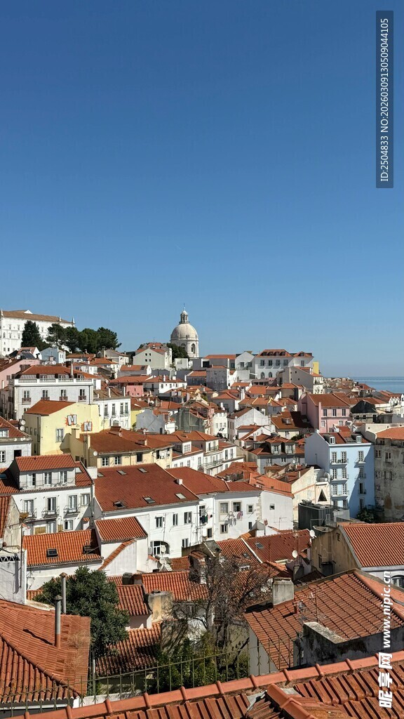 红瓦白房的美丽城镇风光