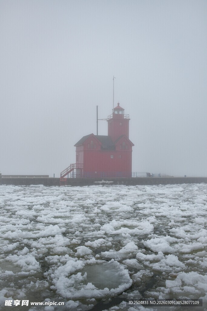 雾中红灯塔立于冰海之上