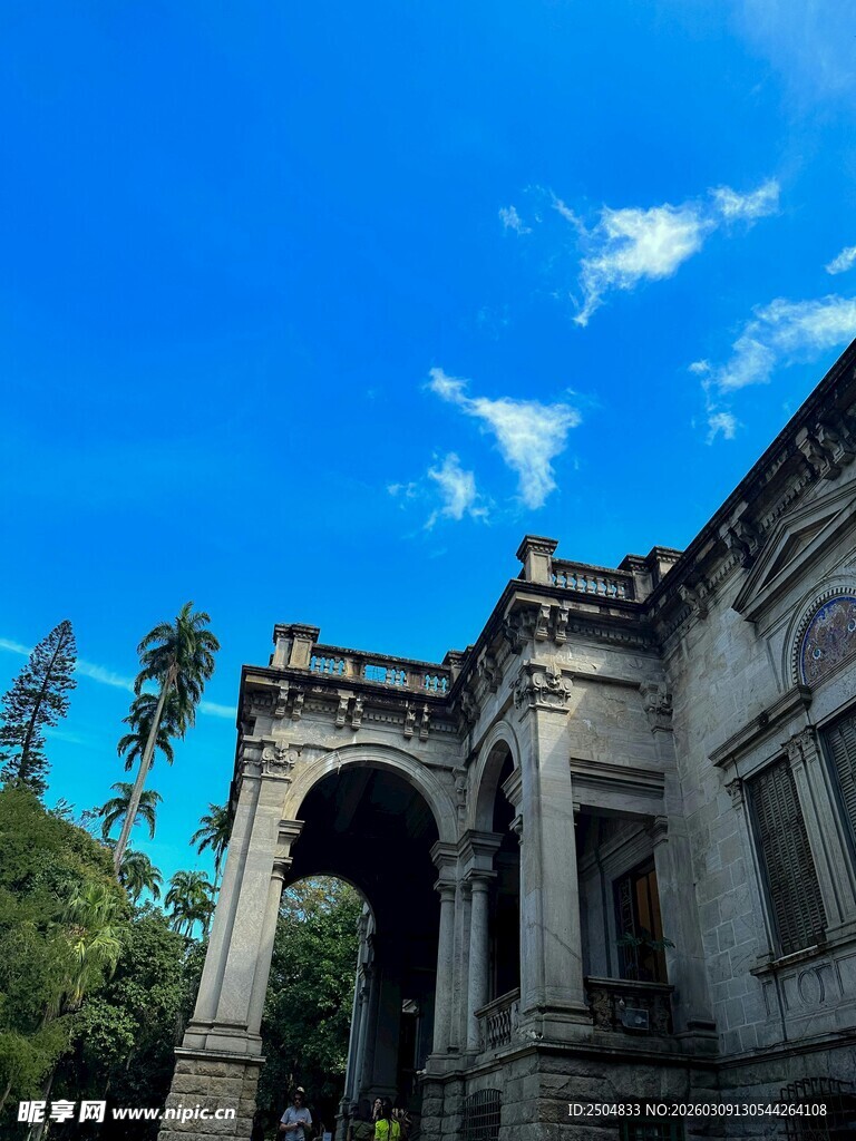 古老建筑映衬蓝天