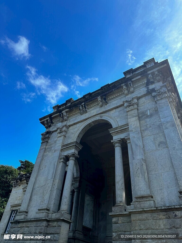 古老石拱门建筑