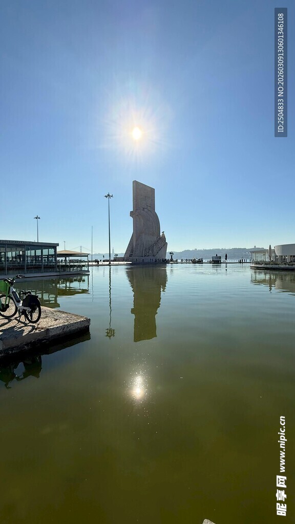 河畔古塔映碧水