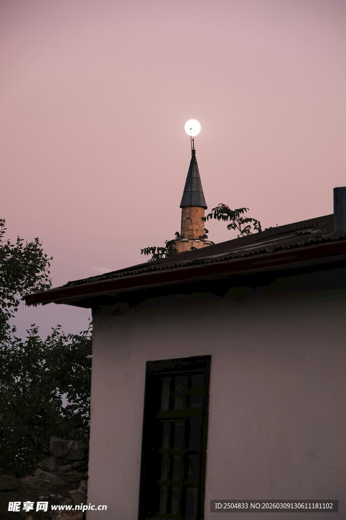 黄昏屋顶上的月亮景象