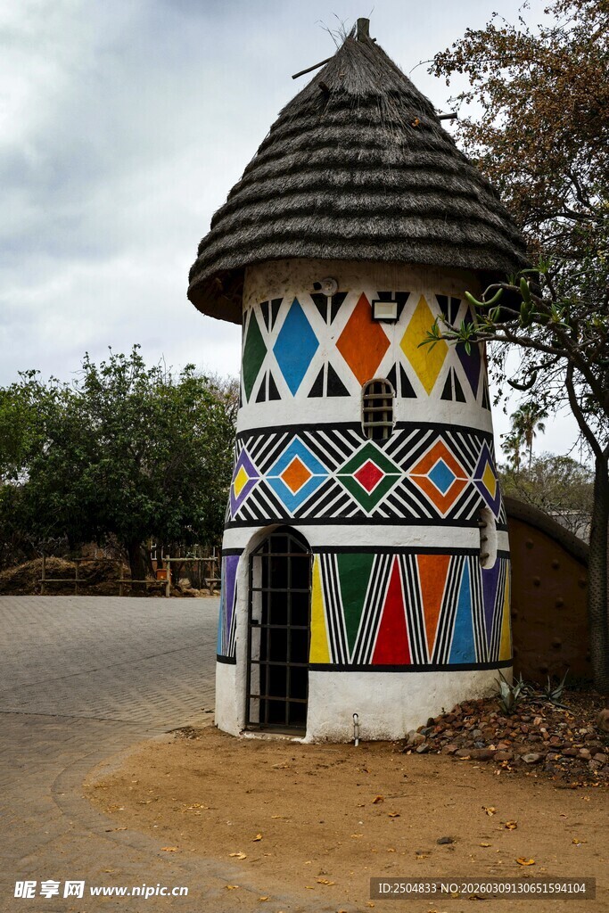 彩色图案装饰的独特小屋