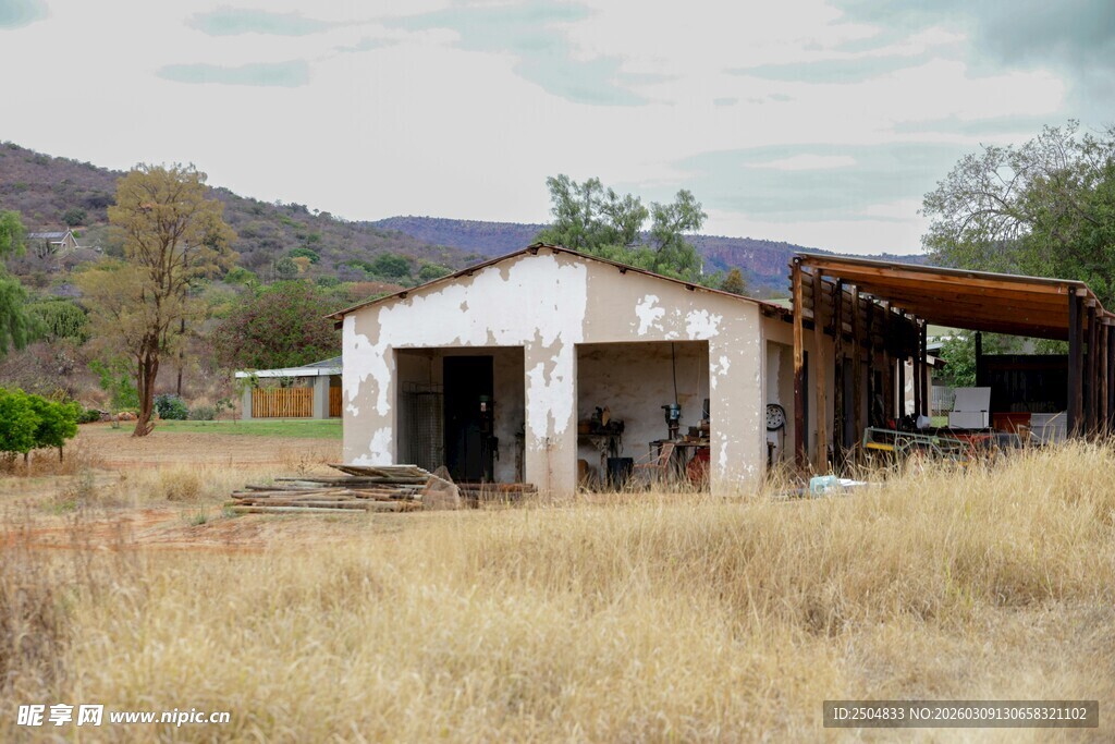 荒野中的破旧小屋