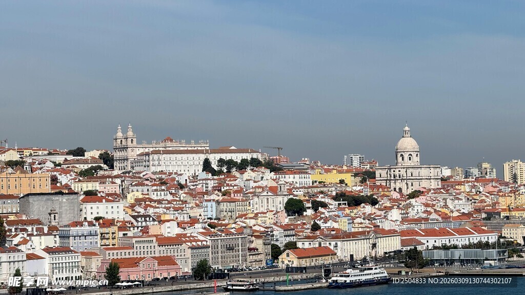 俯瞰色彩斑斓的城市景观