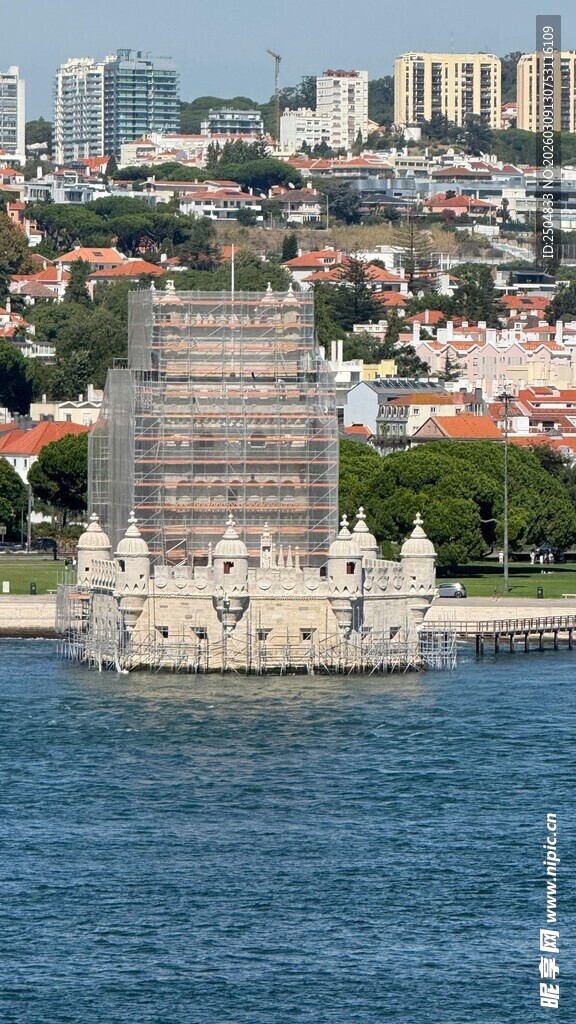 贝伦塔立于碧海蓝天间