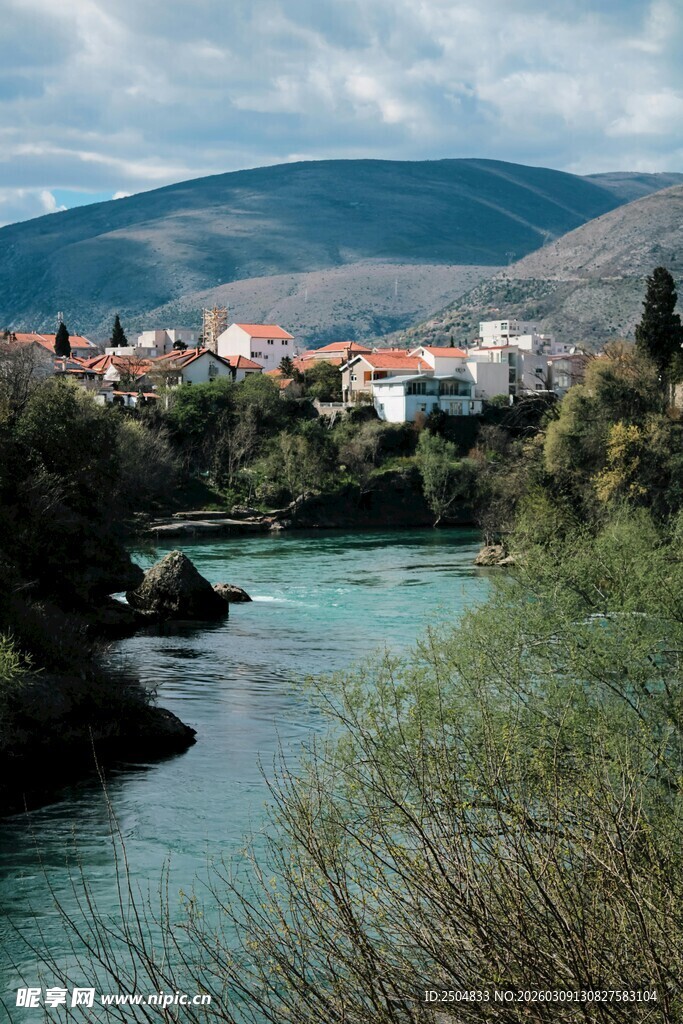 河畔城镇与远山秀丽风光