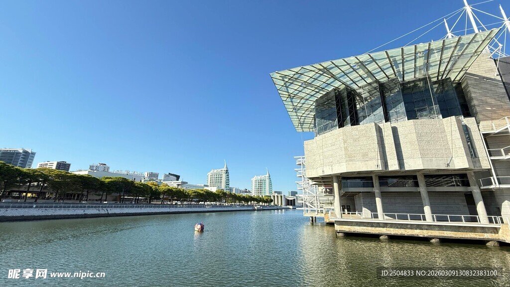 河畔现代建筑景观