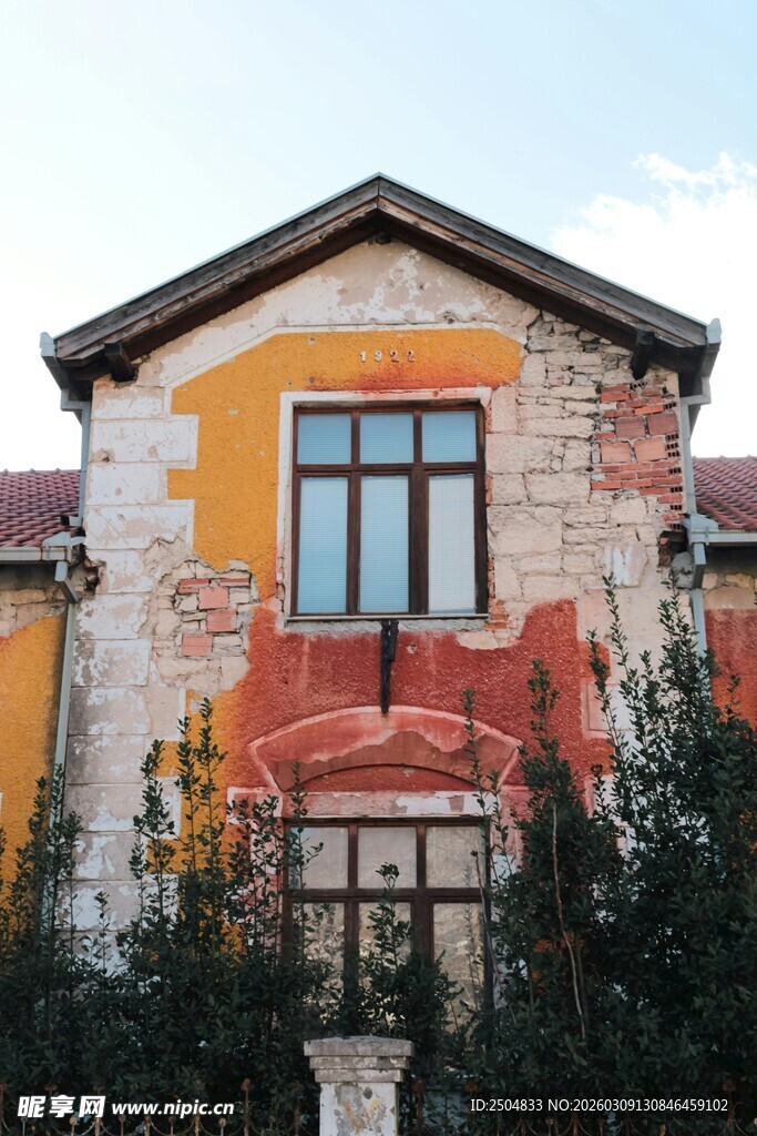 彩绘墙面的复古风格房屋