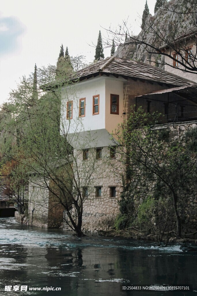 河畔古朴小屋 自然景致