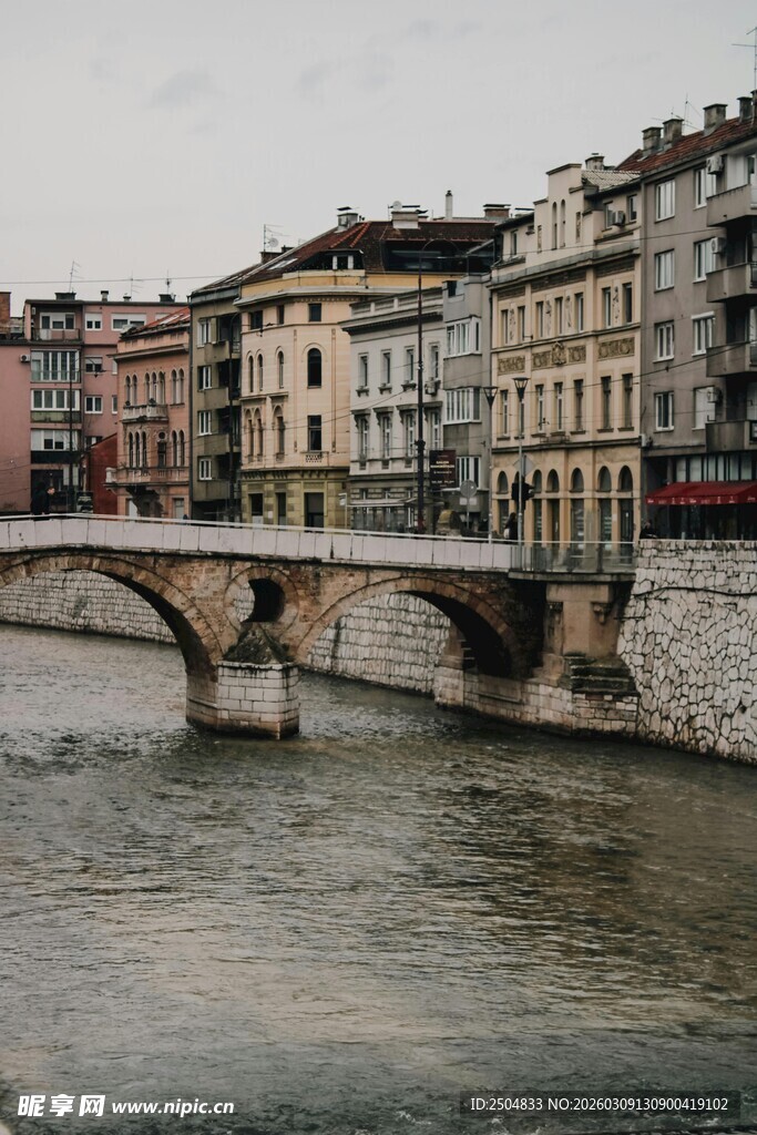 河畔石桥旁的欧式建筑群