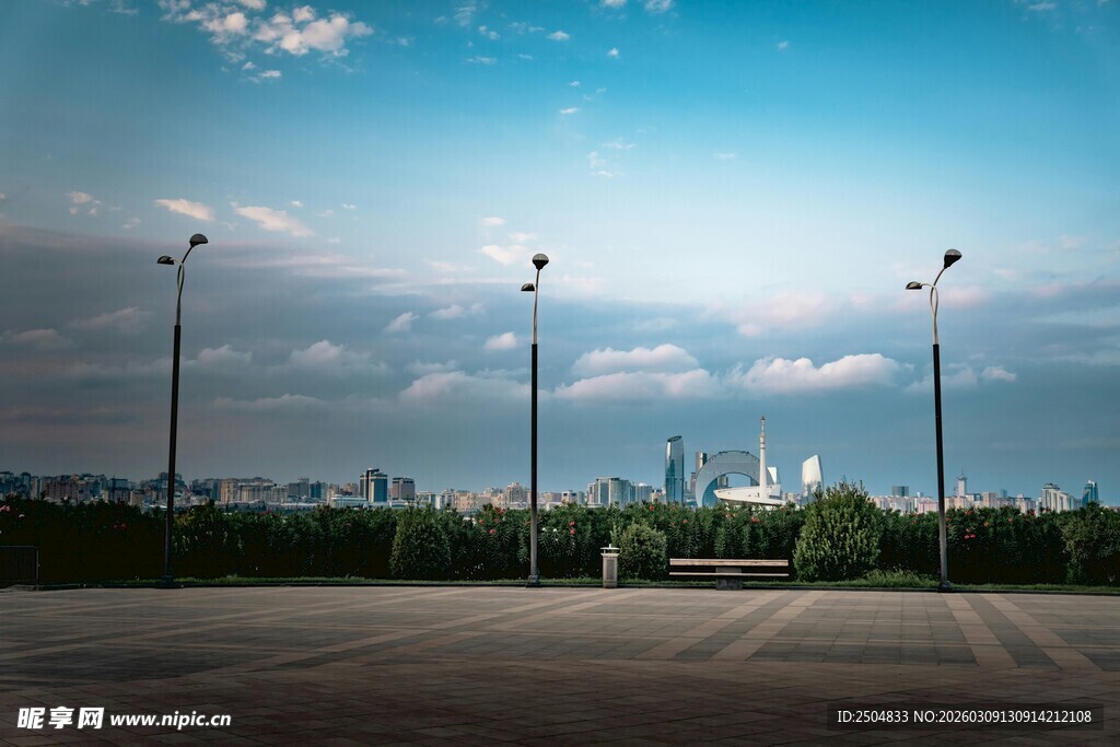 空旷场地与远处建筑景观