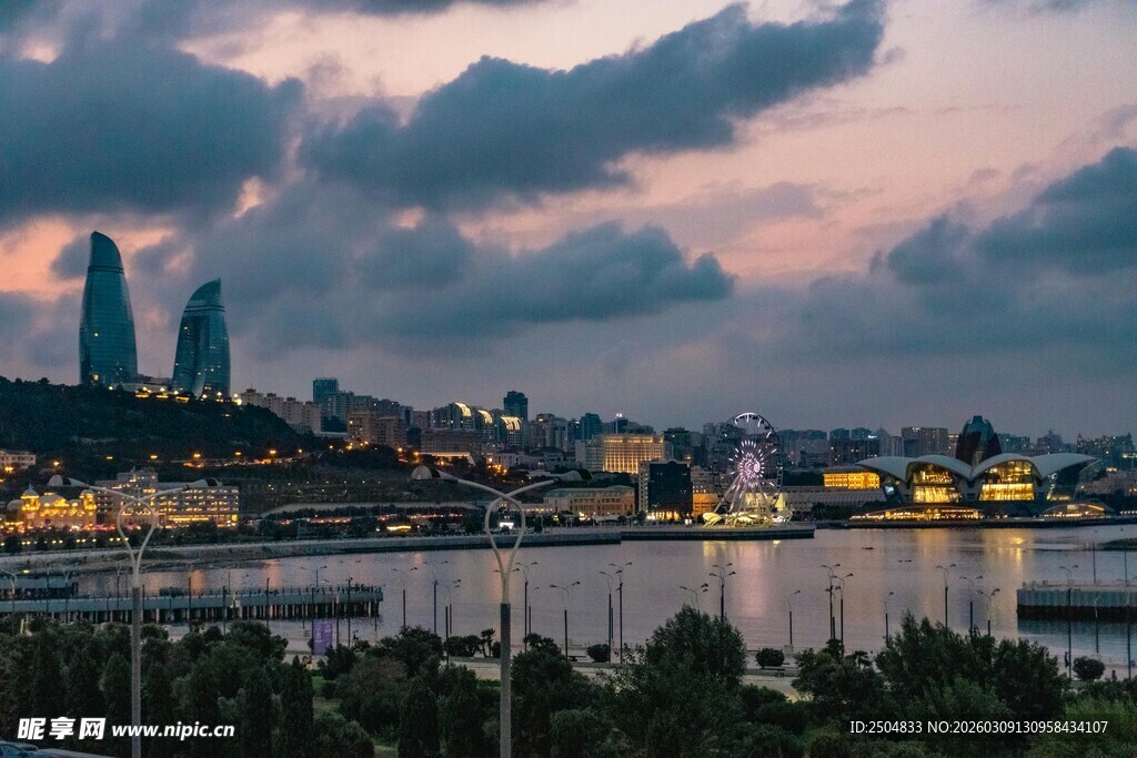 黄昏下的城市江畔美景