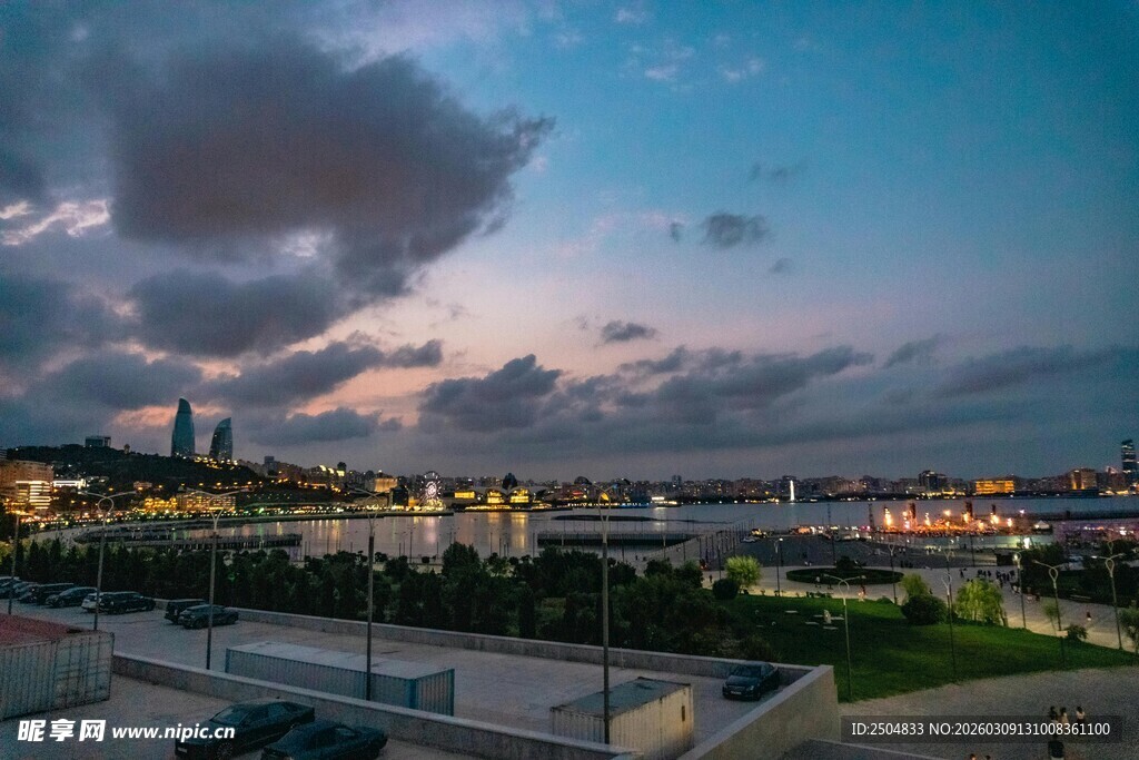 城市河畔黄昏美丽景致