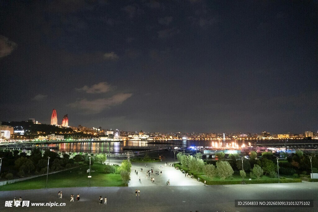 城市夜景中的开阔道路景观