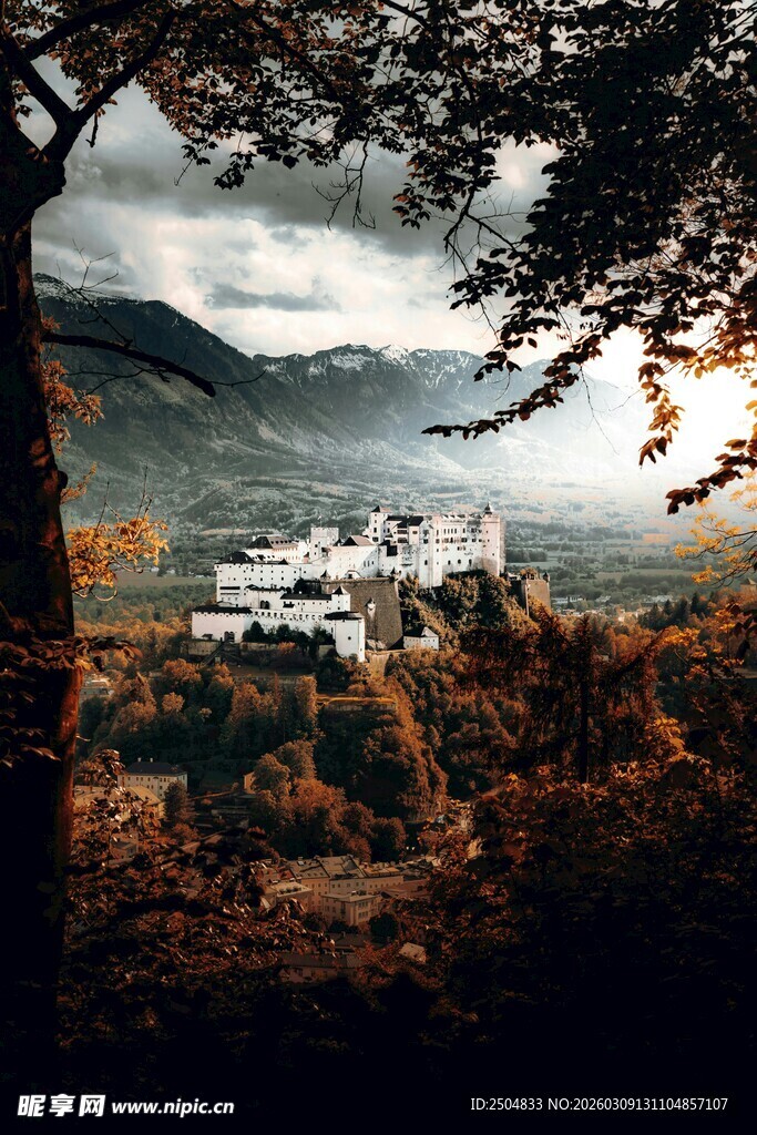 山间城堡暮色美景