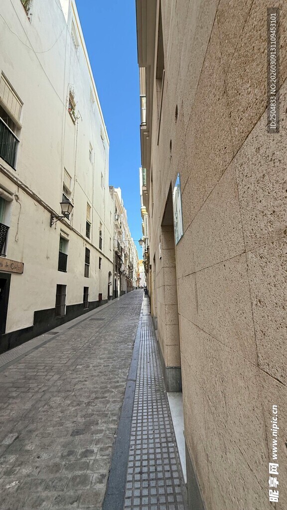 狭窄街道 两旁建筑古朴