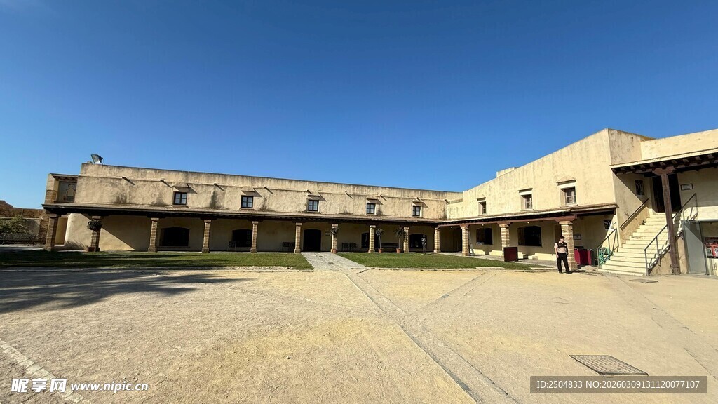 空旷场地旁的多层建筑