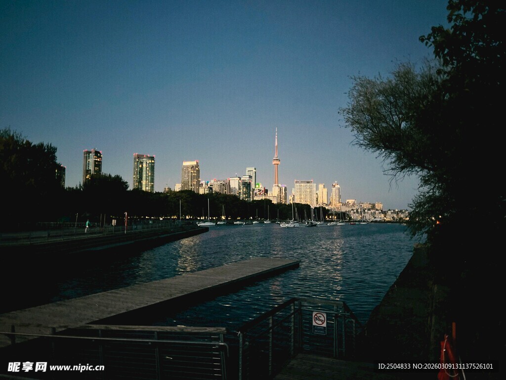 城市河畔夜景风光