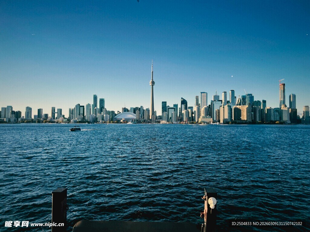 城市天际线与辽阔水域景观