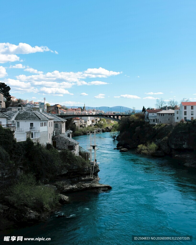 河畔白色建筑与碧蓝河水