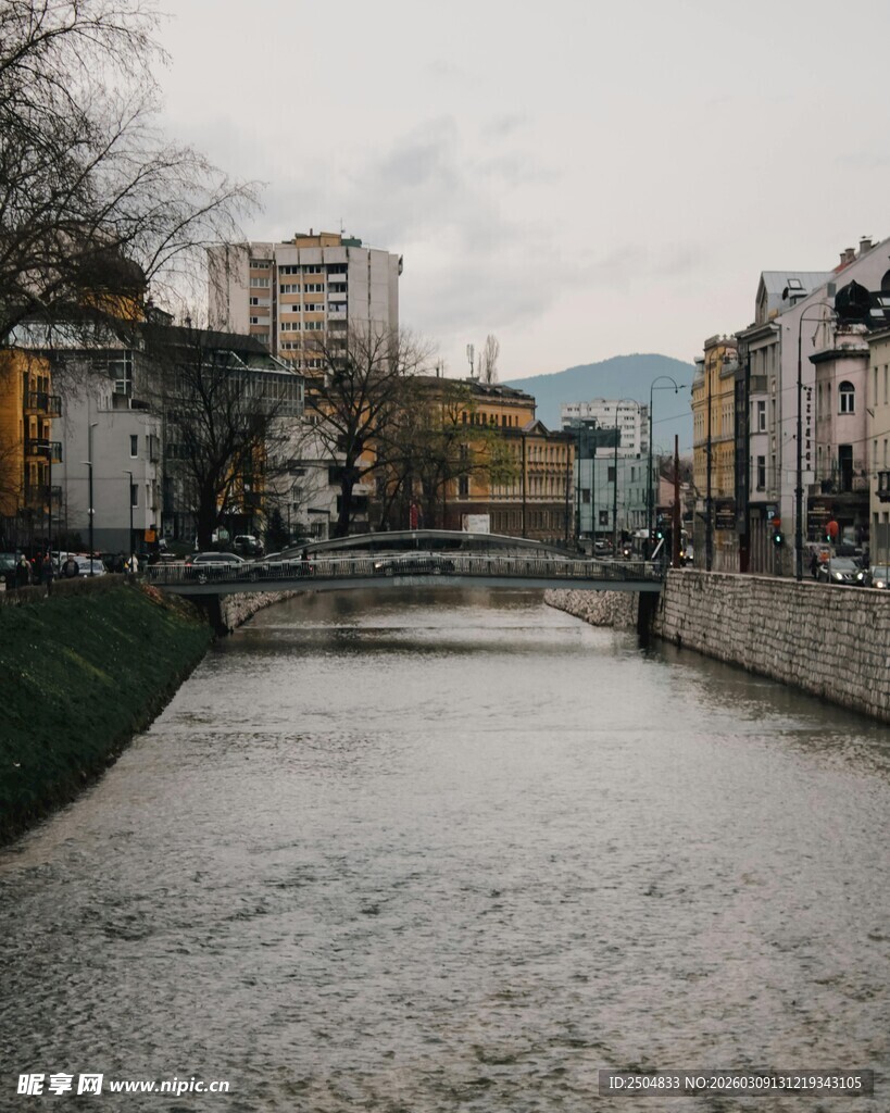城市河道旁的建筑风景
