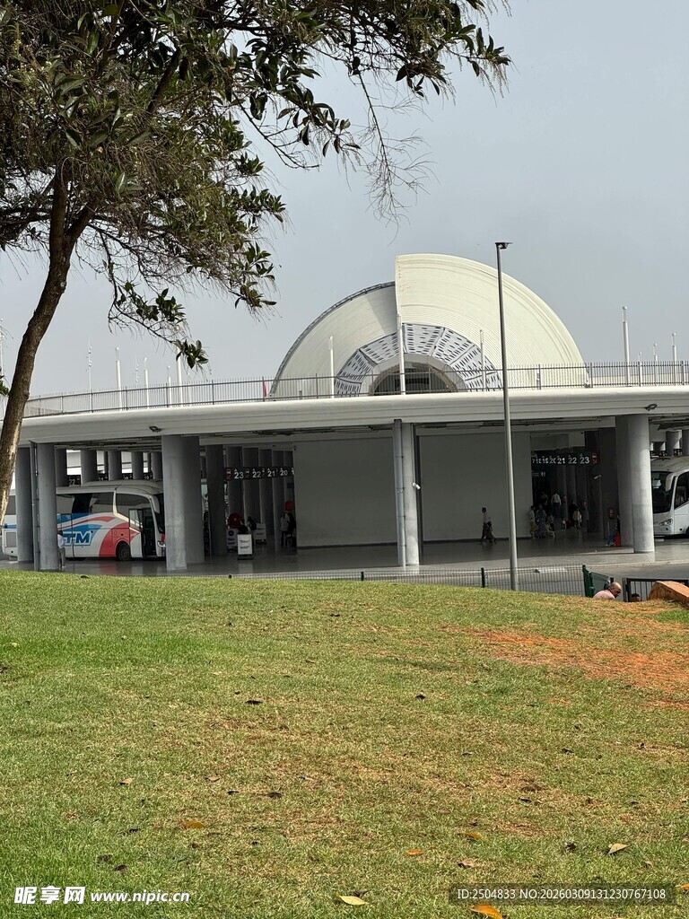 现代建筑旁的开阔草地