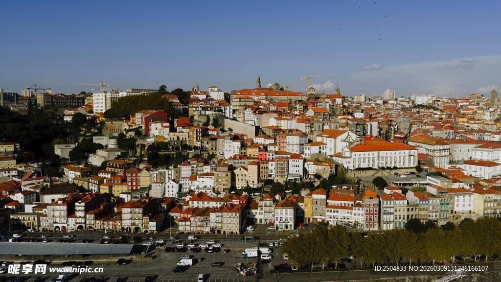 俯瞰多彩城市景观