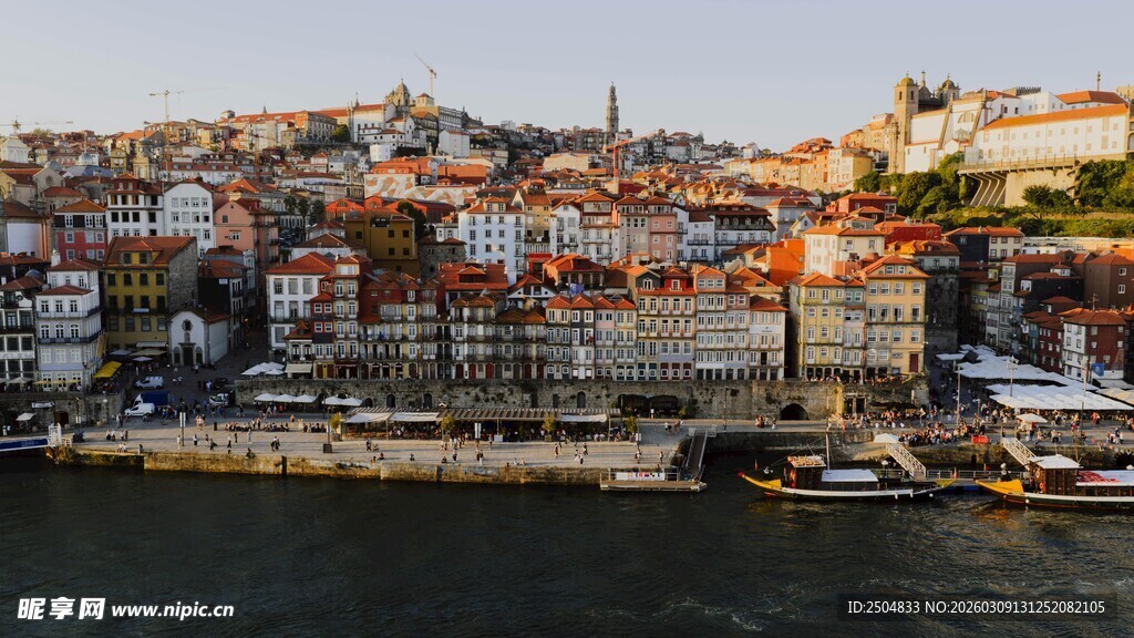 河畔多彩建筑景观